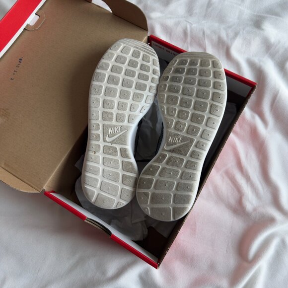 Nike Rosherun (GS) Cool Grey/Black/White Size 4.5Y - Picture 3 of 6